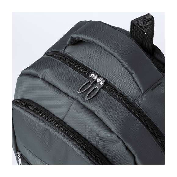 Mochila confeccionada en resistente 600D Nylon. Cuenta con un bolsillo principal con cierre de cremallera, y doble tirador. Interior con bolsillos acolchados destinados a tablet de hasta 10 pulgadas y portátil de hasta 15 pulgadas. Además, lleva dos bolsillos frontales adicionales. Tanto la espalda como las cintas de hombros son acolchadas y ajustables, fabricadas con un tejido transpirable. Presenta una cómoda cinta superior acolchada y bolsillos laterales de rejilla. Disponible en elegantes colores, con complementos en negro. Presentado en una bolsa individual.