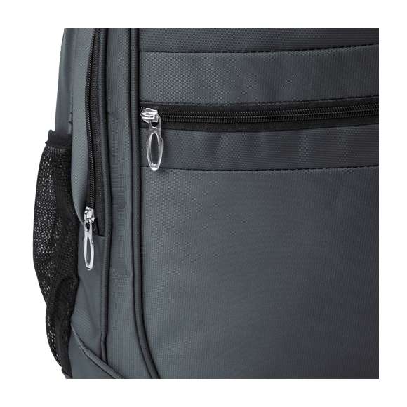 Mochila confeccionada en resistente 600D Nylon. Cuenta con un bolsillo principal con cierre de cremallera, y doble tirador. Interior con bolsillos acolchados destinados a tablet de hasta 10 pulgadas y portátil de hasta 15 pulgadas. Además, lleva dos bolsillos frontales adicionales. Tanto la espalda como las cintas de hombros son acolchadas y ajustables, fabricadas con un tejido transpirable. Presenta una cómoda cinta superior acolchada y bolsillos laterales de rejilla. Disponible en elegantes colores, con complementos en negro. Presentado en una bolsa individual.