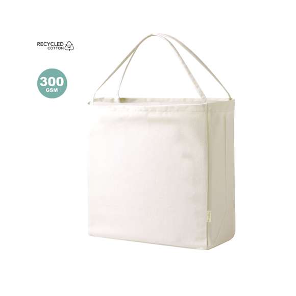 Bolsa en material 100% algodón reciclado de 300 g/m2. Asas largas de 60cm con refuerzo, de acabado cosido y fuelle. Logotipo en etiqueta lateral y resistencia hasta 12 kg de peso. Disponible en color natural.