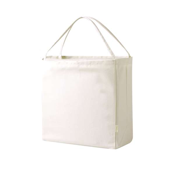 Bolsa en material 100% algodón reciclado de 300 g/m2. Asas largas de 60cm con refuerzo, de acabado cosido y fuelle. Logotipo en etiqueta lateral y resistencia hasta 12 kg de peso. Disponible en color natural.