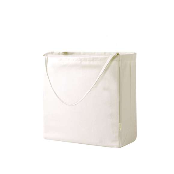 Bolsa en material 100% algodón reciclado de 300 g/m2. Asas largas de 60cm con refuerzo, de acabado cosido y fuelle. Logotipo en etiqueta lateral y resistencia hasta 12 kg de peso. Disponible en color natural.