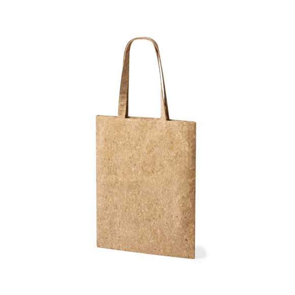Bolsa confeccionada en corcho natural, equipada con asas del mismo material y reforzadas, de 50 cm de longitud. Presenta un acabado cosido y cuenta con una resistencia de hasta 8 kg de peso. Elaborado con elementos vegetales para así fomentar la utilización de materias primas naturales y reducir las emisiones contaminantes.