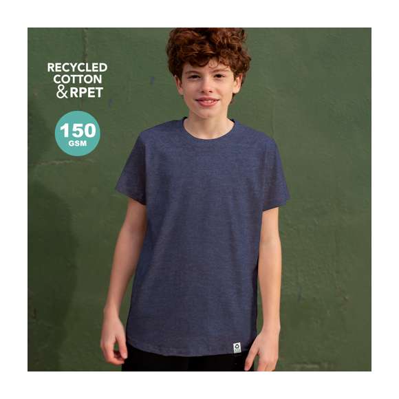 Camiseta para niño fabricada en material 60% algodón reciclado en combinación con RPET, tejido Single Jersey de 150g/m2. Disponible en variada gama de colores, con logotipo reciclado en etiqueta y en tallas 4-5, 6-8, 10-12.El material RPET se elabora a partir de plástico reciclado, para así fomentar la reutilización de residuos plásticos y ayudar a la sostenibilidad del planeta.