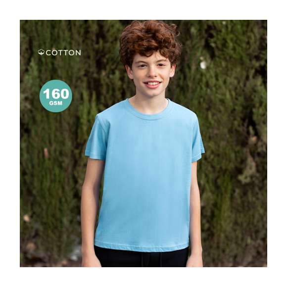Camiseta de niño confeccionada en 100% algodón peinado Ring Spun y estilo Single Jersey de 160g/m2. Tacto suave y corte moderno, confeccionada en tejido tubular sin costuras laterales. Cuello redondo estrecho en canalé 2x2. Doble costura en dobladillo y mangas para una mayor durabilidad y resistencia al uso intensivo. Disponible en gama de colores de moda y en tallas 4-5, 6-8, 10-12.