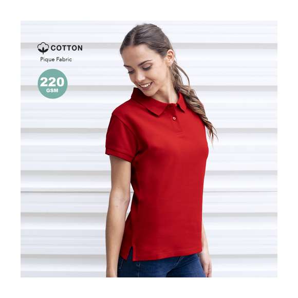 Polo de mujer de manga corta. Confeccionado en piqué 100% algodón peinado Ring Spun de 220g/m2. Tacto suave y corte moderno, con aperturas laterales en los bajos y disponible en variada gama de colores. Tapeta de dos botones, con doble costura en dobladillo y mangas, para una mayor durabilidad y resistencia al uso intensivo. Disponible en tallas S, M, L, XL y XXL.