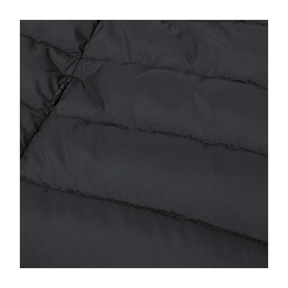Chaleco unisex en cálido y suave material 100% RPET, con capucha ajustable mediante cintas elásticas. En material extra ligero efecto pluma, resistente al agua y cortavientos. Con acolchado interior, cremallera en cuello con tapeta y cinta en tirador, además de amplios bolsillos laterales con cremallera. Incluye práctica funda de transporte con cordón ajustable y etiqueta con logotipo RPET. Disponible en variada gama de colores y en tallas XS, S, M, L, XL, XXL.El material RPET se elabora a partir de plástico reciclado, para así fomentar la reutilización de residuos plásticos y ayudar a la sostenibilidad del planeta.