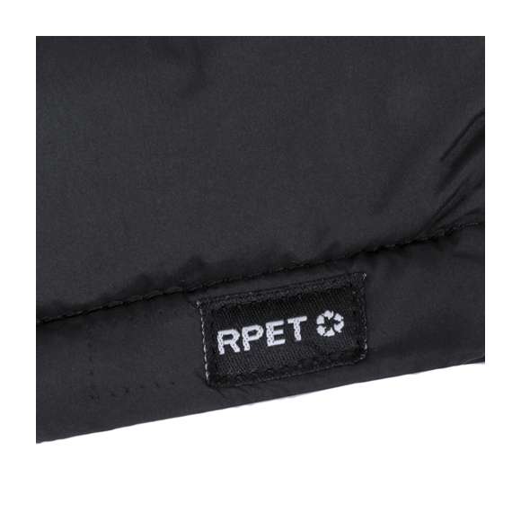 Chaleco unisex en cálido y suave material 100% RPET, con capucha ajustable mediante cintas elásticas. En material extra ligero efecto pluma, resistente al agua y cortavientos. Con acolchado interior, cremallera en cuello con tapeta y cinta en tirador, además de amplios bolsillos laterales con cremallera. Incluye práctica funda de transporte con cordón ajustable y etiqueta con logotipo RPET. Disponible en variada gama de colores y en tallas XS, S, M, L, XL, XXL.El material RPET se elabora a partir de plástico reciclado, para así fomentar la reutilización de residuos plásticos y ayudar a la sostenibilidad del planeta.