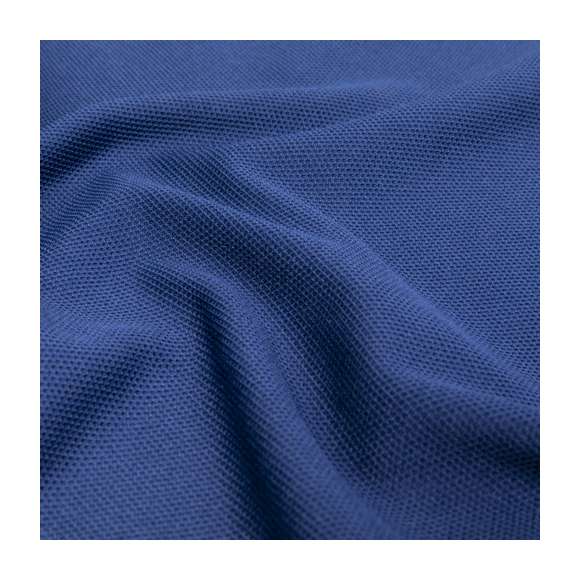 Polo técnico en material 100% poliéster piqué de 180g/m2. Fabricado en cómodo y suave tejido transpirable, con aperturas laterales en los bajos. De original diseño en color azul marino, con cuello y detalles de mangas en tono de contraste y a juego. Con 3 elegantes botones de cierre, a juego con el cuello y los detalles de las mangas. Disponible en varios colores y en tallas XS, S, M, L, XL, XXL.