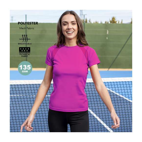 Camiseta técnica para mujer en material 100% poliéster transpirable de 135g/m2. Con manga ranglán, cuello redondo y con bandas frontales y laterales en tejido transpirable microperforado. Disponible en tallas S, M, L, XL.