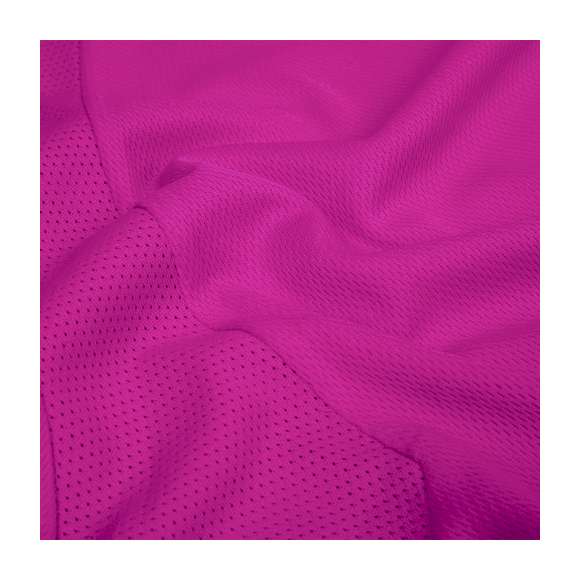 Camiseta técnica para mujer en material 100% poliéster transpirable de 135g/m2. Con manga ranglán, cuello redondo y con bandas frontales y laterales en tejido transpirable microperforado. Disponible en tallas S, M, L, XL.