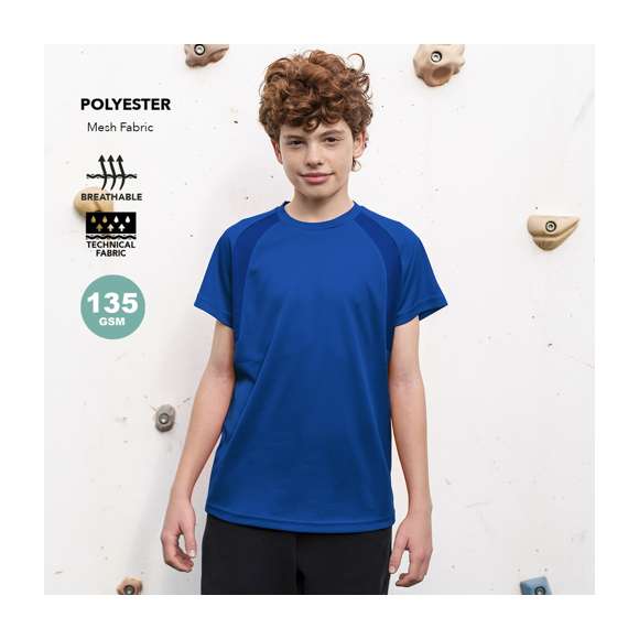 Camiseta técnica para niño en material 100% poliéster transpirable de 135g/m2. Con manga ranglán, cuello redondo y con bandas frontales y laterales en tejido transpirable microperforado. Disponible en tallas 4-5, 6-8, 10-12.
