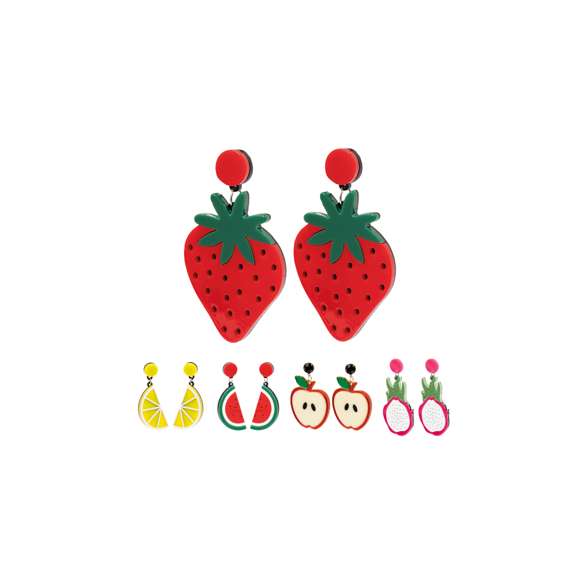 Fresca y original colección de pendientes frutales. Cautivadores y llenos de color, tienen forma de fresa, pitaya, manzana, sandía o limón, siendo una declaración de estilo. Fabricados con atención a los detalles y con cierre de clip. Presentados individualmente en cartón blanco y embolsados.
