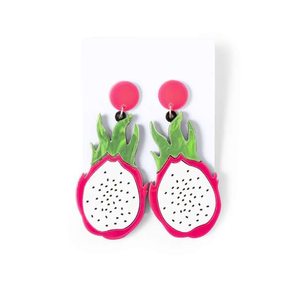 Fresca y original colección de pendientes frutales. Cautivadores y llenos de color, tienen forma de fresa, pitaya, manzana, sandía o limón, siendo una declaración de estilo. Fabricados con atención a los detalles y con cierre de clip. Presentados individualmente en cartón blanco y embolsados.