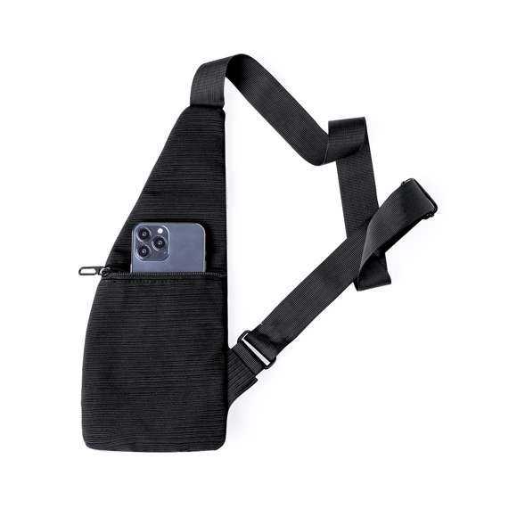 Bandolera confeccionada en poliéster 300D, ofrece múltiples bolsillos para una organización efectiva. Dos bolsillos principales se encuentran en la zona frontal y lateral, junto con dos bolsillos adicionales en la parte frontal y trasera. Destaca por una banda reflectante en el bolsillo central para mejorar la visibilidad. Se presenta de manera individual en una bolsa reciclada.