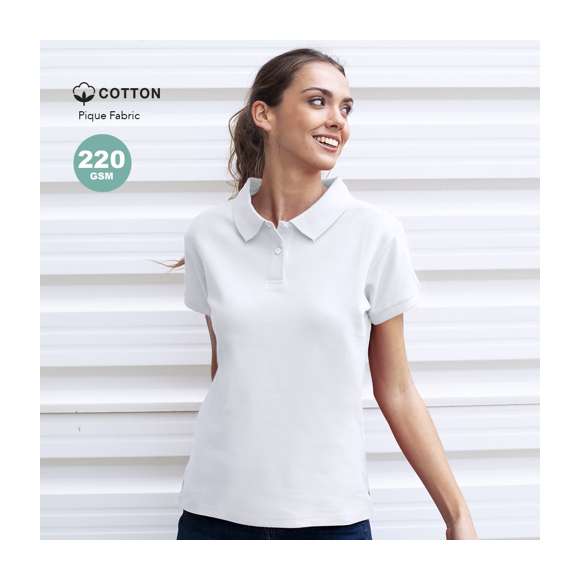 Polo de piqué para mujer en color blanco. En material 100% algodón de 220g/m2. Con dos botones de cierre a juego y aperturas laterales en los bajos. Tallas S, M, L, XL, XXL.