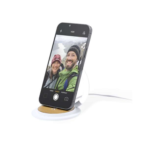 Lámpara multifunción fabricada en bambú. Con cargador inalámbrico de 15W integrado y 27 LEDs en un aro plegable que también hace de soporte. Compatible con dispositivos móviles de carga inalámbrica y con cable cargador Tipo C incluido, y presentada en una atractiva caja de diseño kraft. Disponible manual de instrucciones en español e inglés.Materiales como el bambú fomentan la utilización de materias primas naturales, reduciendo las emisiones contaminantes. Proviene de una planta de gran resistencia y versatilidad, con crecimiento y regeneración rápidos, siendo una excelente alternativa al uso de madera tradicional.Fabricada conforme a los estándares RoHS y en cumplimiento con los siguientes requisitos de seguridad:Sistema de protección contra sobrecalentamiento.Sistema de protección contra sobrecarga.Sistema de bloqueo para evitar cortocircuitos.