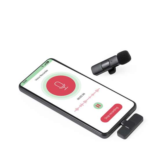 Micrófono inalámbrico de solapa para emisiones en directo, videollamadas o grabación de podcasts entre otros muchos usos. Incluye una práctica pinza de fácil ajuste y se conecta al dispositivo (smartphone, tablet, ordenador…) mediante un receptor OTG, con conexión Tipo C, que ofrece una transmisión de audio de calidad, estable y fluida. Con receptores de audio de alta sensibilidad y espuma protectora, capturando el sonido con claridad y nitidez. Recargable mediante cable Tipo C -incluido- y presentado individualmente en caja de diseño kraft. Con manual de instrucciones en español e inglés.