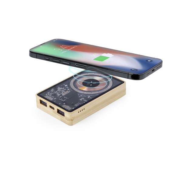 Batería auxiliar externa de original diseño y superficie transparente que permite ver los componentes internos del dispositivo. 5.000 mAh de capacidad de carga, con base en bambú y cargador inalámbrico integrado 15W. Conexiones de entrada/salida Tipo C + salida USB. Fijación magnética Magsafe y compatible con dispositivos equipados con tecnología de carga inalámbrica Qi. Cable de carga incluido, con manual de instrucciones en español e inglés. Presentada en caja individual de diseño eco y en cartón kraft.Entrada/Salida Tipo C: 5-12V DC 3-1.67A, 20WSalida USB: 5-12V DC 3-1.5A, 18WLas capacidades mostradas en todas nuestras baterías auxiliares externas son reales, incorporando todas ellas baterías de grado A y no recicladas, con una vida útil de al menos 500 ciclos de carga y según normativa CE. Además, están fabricadas conforme a los estándares RoHS y en cumplimiento con los siguientes requisitos de seguridad:Sistema de protección contra sobrecarga del power bank.Sistema de protección contra descarga completa que proporciona una mayor durabilidad del power bank.Sistema de bloqueo para evitar cortocircuitos.Sistema de transferencia de carga constante, acorde con la capacidad del dispositivo de destino.Materiales como el bambú fomentan la utilización de materias primas naturales, reduciendo las emisiones contaminantes. Proviene de una planta de gran resistencia y versatilidad, con crecimiento y regeneración rápidos, siendo una excelente alternativa al uso de madera tradicional.