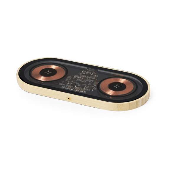 Cargador inalámbrico doble de 15W de original diseño y superficie transparente que permite ver los componentes internos del dispositivo. Con base de bambú, compatible con dispositivos con tecnología Qi, y que además permite cargar dos dispositivos simultáneamente. Conexión Tipo C, con instrucciones de uso en español e inglés. Presentado en caja individual de diseño kraft.Materiales como el bambú fomentan la utilización de materias primas naturales, reduciendo las emisiones contaminantes. Proviene de una planta de gran resistencia y versatilidad, con crecimiento y regeneración rápidos, siendo una excelente alternativa al uso de madera tradicional.Fabricado conforme a los estándares RoHS y en cumplimiento con los siguientes requisitos de seguridad:Sistema de protección contra sobrecalentamiento.Sistema de protección contra sobrecarga.Sistema de bloqueo para evitar cortocircuitos.