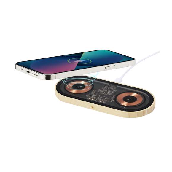Cargador inalámbrico doble de 15W de original diseño y superficie transparente que permite ver los componentes internos del dispositivo. Con base de bambú, compatible con dispositivos con tecnología Qi, y que además permite cargar dos dispositivos simultáneamente. Conexión Tipo C, con instrucciones de uso en español e inglés. Presentado en caja individual de diseño kraft.Materiales como el bambú fomentan la utilización de materias primas naturales, reduciendo las emisiones contaminantes. Proviene de una planta de gran resistencia y versatilidad, con crecimiento y regeneración rápidos, siendo una excelente alternativa al uso de madera tradicional.Fabricado conforme a los estándares RoHS y en cumplimiento con los siguientes requisitos de seguridad:Sistema de protección contra sobrecalentamiento.Sistema de protección contra sobrecarga.Sistema de bloqueo para evitar cortocircuitos.