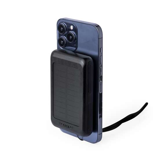 Batería auxiliar externa de recarga solar y de gran capacidad de carga -5.000 mAh-. Con cargador inalámbrico integrado 5W y fijación magnética Magsafe, permitiendo usar el dispositivo mientras se está cargando y compatible con dispositivos equipados con tecnología de carga inalámbrica Qi. Además, cuenta con una luz LED con dos posiciones de luz, fija e intermitente. Fabricada en resistente ABS de color negro, con conector de entrada/salida Tipo C + 1 salida USB + 1 entrada Micro USB. Presentada en atractiva caja individual de diseño.Las capacidades mostradas en todas nuestras baterías auxiliares externas son reales, incorporando todas ellas baterías de grado A y no recicladas, con una vida útil de al menos 500 ciclos de carga y según normativa CE. Además, están fabricadas conforme a los estándares RoHS y en cumplimiento con los siguientes requisitos de seguridad:Sistema de protección contra sobrecarga del power bank.Sistema de protección contra descarga completa que proporciona una mayor durabilidad del power bank.Sistema de bloqueo para evitar cortocircuitos.Sistema de transferencia de carga constante, acorde con la capacidad del dispositivo de destino.