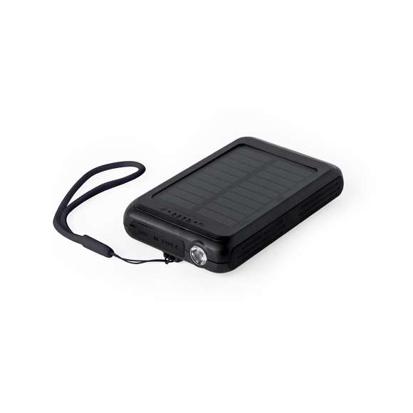 Batería auxiliar externa de recarga solar y de gran capacidad de carga -5.000 mAh-. Con cargador inalámbrico integrado 5W y fijación magnética Magsafe, permitiendo usar el dispositivo mientras se está cargando y compatible con dispositivos equipados con tecnología de carga inalámbrica Qi. Además, cuenta con una luz LED con dos posiciones de luz, fija e intermitente. Fabricada en resistente ABS de color negro, con conector de entrada/salida Tipo C + 1 salida USB + 1 entrada Micro USB. Presentada en atractiva caja individual de diseño.Las capacidades mostradas en todas nuestras baterías auxiliares externas son reales, incorporando todas ellas baterías de grado A y no recicladas, con una vida útil de al menos 500 ciclos de carga y según normativa CE. Además, están fabricadas conforme a los estándares RoHS y en cumplimiento con los siguientes requisitos de seguridad:Sistema de protección contra sobrecarga del power bank.Sistema de protección contra descarga completa que proporciona una mayor durabilidad del power bank.Sistema de bloqueo para evitar cortocircuitos.Sistema de transferencia de carga constante, acorde con la capacidad del dispositivo de destino.