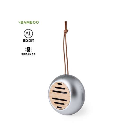 Original altavoz Bluetooth de tamaño compacto y 3W de potencia. Fabricado en materiales eco, combinado un cuerpo en resistente Aluminio Reciclado y una rejilla en bambú. Batería de litio de 300mAh, recargable mediante cable Tipo C (incluido). Con botón ON/OFF y luz LED de estado de carga. Con logotipo Aluminio Reciclado y cordón para un fácil transporte. Presentado en caja individual de diseño kraft, con manual de instrucciones en español e inglés.El Aluminio Reciclado es un material con posibilidades de reciclaje casi infinitas, sin perder sus propiedades originales y consumiendo menos energía en este proceso.Certificación GRS (Global Recycled Standard / Estándar de Reciclaje Global), que garantiza el origen reciclado del material usado para fabricar el producto.Materiales como el bambú fomentan la utilización de materias primas naturales, reduciendo las emisiones contaminantes. Proviene de una planta de gran resistencia y versatilidad, con crecimiento y regeneración rápidos, siendo una excelente alternativa al uso de madera tradicional.Fabricado conforme a los estándares RoHS y en cumplimiento con los siguientes requisitos de seguridad:Sistema de protección contra sobrecalentamiento.Sistema de protección contra sobrecarga.Sistema de bloqueo para evitar cortocircuitos.