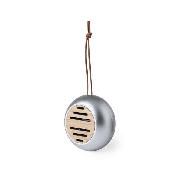 Original altavoz Bluetooth de tamaño compacto y 3W de potencia. Fabricado en materiales eco, combinado un cuerpo en resistente Aluminio Reciclado y una rejilla en bambú. Batería de litio de 300mAh, recargable mediante cable Tipo C (incluido). Con botón ON/OFF y luz LED de estado de carga. Con logotipo Aluminio Reciclado y cordón para un fácil transporte. Presentado en caja individual de diseño kraft, con manual de instrucciones en español e inglés.El Aluminio Reciclado es un material con posibilidades de reciclaje casi infinitas, sin perder sus propiedades originales y consumiendo menos energía en este proceso.Certificación GRS (Global Recycled Standard / Estándar de Reciclaje Global), que garantiza el origen reciclado del material usado para fabricar el producto.Materiales como el bambú fomentan la utilización de materias primas naturales, reduciendo las emisiones contaminantes. Proviene de una planta de gran resistencia y versatilidad, con crecimiento y regeneración rápidos, siendo una excelente alternativa al uso de madera tradicional.Fabricado conforme a los estándares RoHS y en cumplimiento con los siguientes requisitos de seguridad:Sistema de protección contra sobrecalentamiento.Sistema de protección contra sobrecarga.Sistema de bloqueo para evitar cortocircuitos.