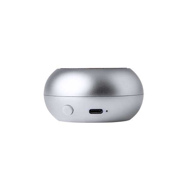 Original altavoz Bluetooth de tamaño compacto y 3W de potencia. Fabricado en materiales eco, combinado un cuerpo en resistente Aluminio Reciclado y una rejilla en bambú. Batería de litio de 300mAh, recargable mediante cable Tipo C (incluido). Con botón ON/OFF y luz LED de estado de carga. Con logotipo Aluminio Reciclado y cordón para un fácil transporte. Presentado en caja individual de diseño kraft, con manual de instrucciones en español e inglés.El Aluminio Reciclado es un material con posibilidades de reciclaje casi infinitas, sin perder sus propiedades originales y consumiendo menos energía en este proceso.Certificación GRS (Global Recycled Standard / Estándar de Reciclaje Global), que garantiza el origen reciclado del material usado para fabricar el producto.Materiales como el bambú fomentan la utilización de materias primas naturales, reduciendo las emisiones contaminantes. Proviene de una planta de gran resistencia y versatilidad, con crecimiento y regeneración rápidos, siendo una excelente alternativa al uso de madera tradicional.Fabricado conforme a los estándares RoHS y en cumplimiento con los siguientes requisitos de seguridad:Sistema de protección contra sobrecalentamiento.Sistema de protección contra sobrecarga.Sistema de bloqueo para evitar cortocircuitos.