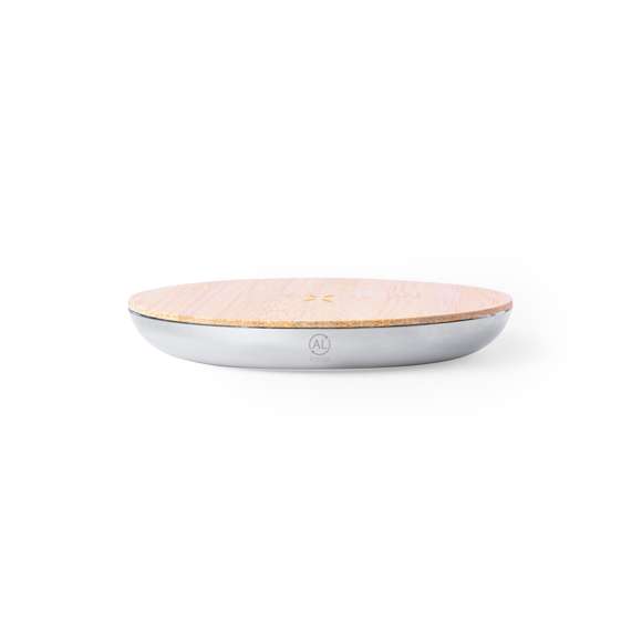 Cargador inalámbrico 15W de diseño circular, con cuerpo fabricado en Aluminio Reciclado y base de carga en bambú. Compatible con dispositivos equipados con tecnología de carga inalámbrica Qi, con cable de carga Tipo C incluido e indicador LED de estado de carga. Base antideslizante y presentado en caja individual de diseño kraft, con manual de instrucciones en español e inglés.Materiales como el bambú fomentan la utilización de materias primas naturales, reduciendo las emisiones contaminantes. Proviene de una planta de gran resistencia y versatilidad, con crecimiento y regeneración rápidos, siendo una excelente alternativa al uso de madera tradicional.El Aluminio Reciclado es un material con posibilidades de reciclaje casi infinitas, sin perder sus propiedades originales y consumiendo menos energía en este proceso.Certificación GRS (Global Recycled Standard / Estándar de Reciclaje Global), que garantiza el origen reciclado del material usado para fabricar el producto.Fabricado conforme a los estándares RoHS y en cumplimiento con los siguientes requisitos de seguridad:Sistema de protección contra sobrecalentamiento.Sistema de protección contra sobrecarga.Sistema de bloqueo para evitar cortocircuitos.