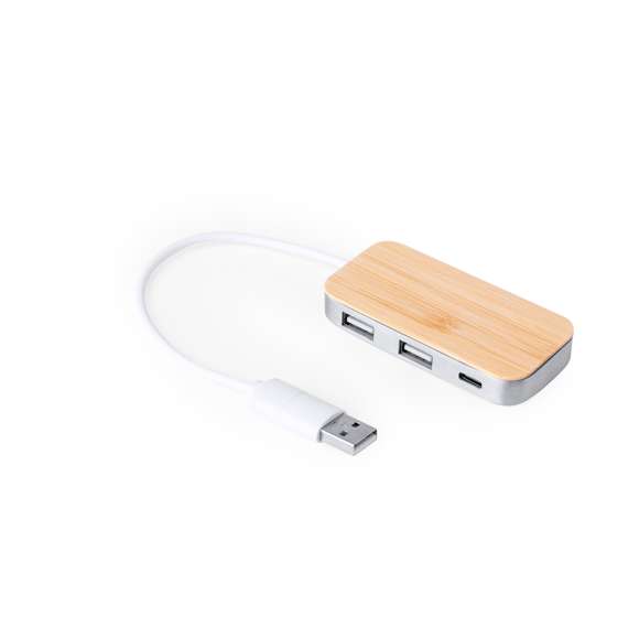 Puerto USB 2.0 fabricado en Aluminio Reciclado con superficie en bambú. Incluye puerto Tipo C y 2 puertos USB, con entrada dual USB/Tipo C. Presentado en caja individual de diseño kraft.Fabricado conforme a estándares RoHS, con sistema de bloqueo para evitar cortocircuitos.El Aluminio Reciclado es un material con posibilidades de reciclaje casi infinitas, sin perder sus propiedades originales y consumiendo menos energía en este proceso.Certificación GRS (Global Recycled Standard / Estándar de Reciclaje Global), que garantiza el origen reciclado del material usado para fabricar el producto.Materiales como el bambú fomentan la utilización de materias primas naturales, reduciendo las emisiones contaminantes. Proviene de una planta de gran resistencia y versatilidad, con crecimiento y regeneración rápidos, siendo una excelente alternativa al uso de madera tradicional.