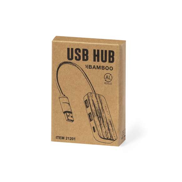 Puerto USB 2.0 fabricado en Aluminio Reciclado con superficie en bambú. Incluye puerto Tipo C y 2 puertos USB, con entrada dual USB/Tipo C. Presentado en caja individual de diseño kraft.Fabricado conforme a estándares RoHS, con sistema de bloqueo para evitar cortocircuitos.El Aluminio Reciclado es un material con posibilidades de reciclaje casi infinitas, sin perder sus propiedades originales y consumiendo menos energía en este proceso.Certificación GRS (Global Recycled Standard / Estándar de Reciclaje Global), que garantiza el origen reciclado del material usado para fabricar el producto.Materiales como el bambú fomentan la utilización de materias primas naturales, reduciendo las emisiones contaminantes. Proviene de una planta de gran resistencia y versatilidad, con crecimiento y regeneración rápidos, siendo una excelente alternativa al uso de madera tradicional.