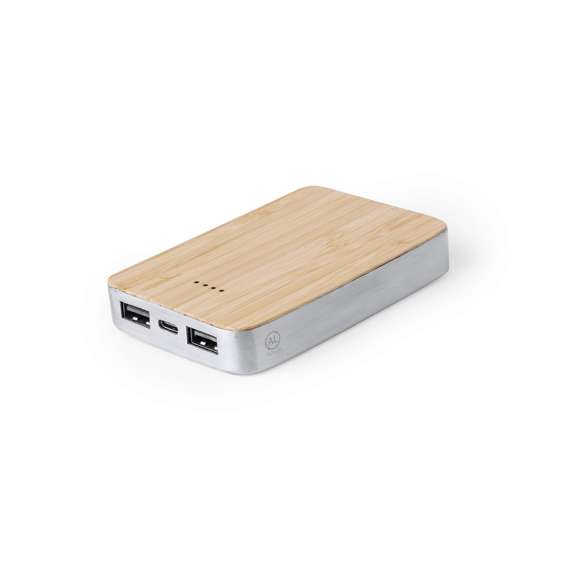 Batería auxiliar externa de 5.000 mAh, con cuerpo fabricado en Aluminio Reciclado y superficie en bambú. Con 2 salidas USB y conexión dual de entrada/salida Tipo C. Indicador de estado de carga y cable de carga Tipo C incluido. Con logotipo Aluminio Reciclado y presentada en caja individual de diseño kraft. Disponible manual de instrucciones en español e inglés.Entrada/Salida USB C: 5V DC 2.4VSalida USB: 5V DC 2.4AEl Aluminio Reciclado es un material con posibilidades de reciclaje casi infinitas, sin perder sus propiedades originales y consumiendo menos energía en este proceso.Certificación GRS (Global Recycled Standard / Estándar de Reciclaje Global), que garantiza el origen reciclado del material usado para fabricar el producto.Materiales como el bambú fomentan la utilización de materias primas naturales, reduciendo las emisiones contaminantes. Proviene de una planta de gran resistencia y versatilidad, con crecimiento y regeneración rápidos, siendo una excelente alternativa al uso de madera tradicional.Las capacidades mostradas en todas nuestras baterías auxiliares externas son reales, incorporando todas ellas baterías de grado A y no recicladas, con una vida útil de al menos 500 ciclos de carga y según normativa CE.Además, están fabricadas conforme a los estándares RoHS y en cumplimiento con los siguientes requisitos de seguridad:Sistema de protección contra sobrecarga del power bank.Sistema de protección contra descarga completa que proporciona una mayor durabilidad del power bank.Sistema de bloqueo para evitar cortocircuitos.Sistema de transferencia de carga constante, acorde con la capacidad del dispositivo de destino.