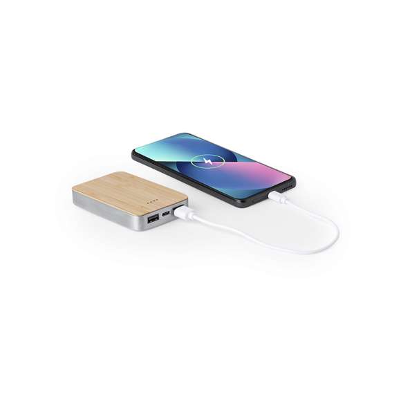 Batería auxiliar externa de 5.000 mAh, con cuerpo fabricado en Aluminio Reciclado y superficie en bambú. Con 2 salidas USB y conexión dual de entrada/salida Tipo C. Indicador de estado de carga y cable de carga Tipo C incluido. Con logotipo Aluminio Reciclado y presentada en caja individual de diseño kraft. Disponible manual de instrucciones en español e inglés.Entrada/Salida USB C: 5V DC 2.4VSalida USB: 5V DC 2.4AEl Aluminio Reciclado es un material con posibilidades de reciclaje casi infinitas, sin perder sus propiedades originales y consumiendo menos energía en este proceso.Certificación GRS (Global Recycled Standard / Estándar de Reciclaje Global), que garantiza el origen reciclado del material usado para fabricar el producto.Materiales como el bambú fomentan la utilización de materias primas naturales, reduciendo las emisiones contaminantes. Proviene de una planta de gran resistencia y versatilidad, con crecimiento y regeneración rápidos, siendo una excelente alternativa al uso de madera tradicional.Las capacidades mostradas en todas nuestras baterías auxiliares externas son reales, incorporando todas ellas baterías de grado A y no recicladas, con una vida útil de al menos 500 ciclos de carga y según normativa CE.Además, están fabricadas conforme a los estándares RoHS y en cumplimiento con los siguientes requisitos de seguridad:Sistema de protección contra sobrecarga del power bank.Sistema de protección contra descarga completa que proporciona una mayor durabilidad del power bank.Sistema de bloqueo para evitar cortocircuitos.Sistema de transferencia de carga constante, acorde con la capacidad del dispositivo de destino.