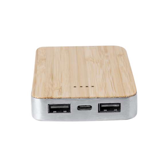 Batería auxiliar externa de 5.000 mAh, con cuerpo fabricado en Aluminio Reciclado y superficie en bambú. Con 2 salidas USB y conexión dual de entrada/salida Tipo C. Indicador de estado de carga y cable de carga Tipo C incluido. Con logotipo Aluminio Reciclado y presentada en caja individual de diseño kraft. Disponible manual de instrucciones en español e inglés.Entrada/Salida USB C: 5V DC 2.4VSalida USB: 5V DC 2.4AEl Aluminio Reciclado es un material con posibilidades de reciclaje casi infinitas, sin perder sus propiedades originales y consumiendo menos energía en este proceso.Certificación GRS (Global Recycled Standard / Estándar de Reciclaje Global), que garantiza el origen reciclado del material usado para fabricar el producto.Materiales como el bambú fomentan la utilización de materias primas naturales, reduciendo las emisiones contaminantes. Proviene de una planta de gran resistencia y versatilidad, con crecimiento y regeneración rápidos, siendo una excelente alternativa al uso de madera tradicional.Las capacidades mostradas en todas nuestras baterías auxiliares externas son reales, incorporando todas ellas baterías de grado A y no recicladas, con una vida útil de al menos 500 ciclos de carga y según normativa CE.Además, están fabricadas conforme a los estándares RoHS y en cumplimiento con los siguientes requisitos de seguridad:Sistema de protección contra sobrecarga del power bank.Sistema de protección contra descarga completa que proporciona una mayor durabilidad del power bank.Sistema de bloqueo para evitar cortocircuitos.Sistema de transferencia de carga constante, acorde con la capacidad del dispositivo de destino.