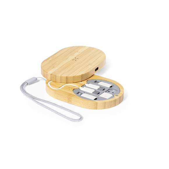 Completo conjunto de cargador inalámbrico 15W y cables cargadores. Fabricado en bambú pulido, en un original diseño de estuche con cargador inalámbrico integrado en la tapa y una base troquelada, que incluye un completo set de cables y adaptadores. Cargador compatible con dispositivos equipados con tecnología Qi. Set cables de carga con capacidad de transferencia de datos y múltiples conexiones: Micro USB, Tipo C y Lightning. 5V DC 3A. Presentado en caja diseño kraft.Materiales como el bambú fomentan la utilización de materias primas naturales, reduciendo las emisiones contaminantes. Proviene de una planta de gran resistencia y versatilidad, con crecimiento y regeneración rápidos, siendo una excelente alternativa al uso de madera tradicional.Fabricado conforme a los estándares RoHS y en cumplimiento con los siguientes requisitos de seguridad:Sistema de protección contra sobrecalentamiento.Sistema de protección contra sobrecarga.Sistema de bloqueo para evitar cortocircuitos.