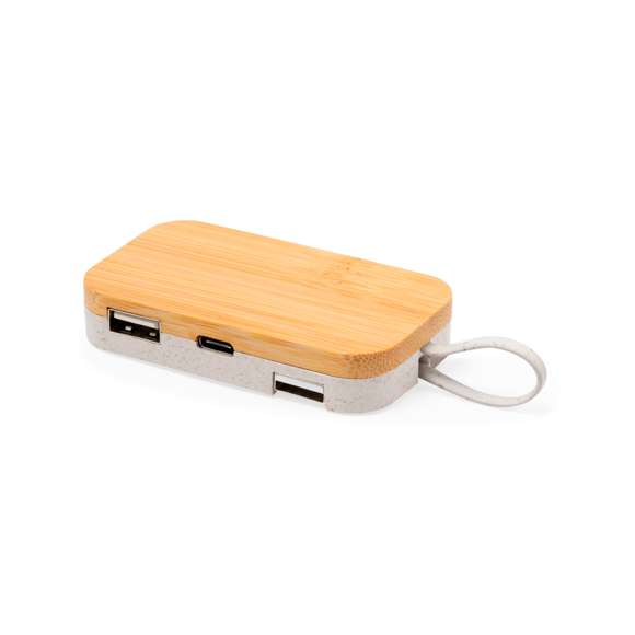 Puerto USB 2.0 con soporte para móvil extraíble integrado en la base. Parte superior del dispositivo fabricada en bambú, con base en caña de trigo. Con conexión dual USB/Tipo C y 3 puertos: 1 puerto Tipo C y 2 puertos USB. Presentado en caja individual de diseño kraft.La caña de trigo fomenta la utilización de materias primas naturales, reduciendo así las emisiones contaminantes.Materiales como el bambú fomentan la utilización de materias primas naturales, reduciendo las emisiones contaminantes. Proviene de una planta de gran resistencia y versatilidad, con crecimiento y regeneración rápidos, siendo una excelente alternativa al uso de madera tradicional.Fabricado conforme a estándares RoHS, con sistema de bloqueo para evitar cortocircuitos.