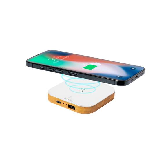 Cargador inalámbrico 15W y forma cuadrada. Con superficie de carga en material reciclado a partir de cartones de leche y base fabricada en bambú, compatible con dispositivos equipados con tecnología de carga inalámbrica Qi. Cable cargador Tipo C incluido, con logotipo cartones de leche reciclados en base de carga. Base de bambú antideslizante y presentado en caja individual de diseño kraft. Con manual de instrucciones en español e inglés.Los cartones de leche se componen en su mayor parte de cartón y aluminio. Durante su proceso de reciclado, se separan los distintos materiales del envase para su reutilización y nuevo uso, contribuyendo así a recorrer el camino infinito de la economía circular. Este material se caracteriza por su alto grado de reciclabilidad, así como por su ligereza y resistencia.Materiales como el bambú fomentan la utilización de materias primas naturales, reduciendo las emisiones contaminantes. Proviene de una planta de gran resistencia y versatilidad, con crecimiento y regeneración rápidos, siendo una excelente alternativa al uso de madera tradicional.Fabricado conforme a los estándares RoHS y en cumplimiento con los siguientes requisitos de seguridad:Sistema de protección contra sobrecalentamiento.Sistema de protección contra sobrecarga.Sistema de bloqueo para evitar cortocircuitos.