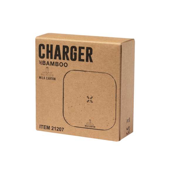 Cargador inalámbrico 15W y forma cuadrada. Con superficie de carga en material reciclado a partir de cartones de leche y base fabricada en bambú, compatible con dispositivos equipados con tecnología de carga inalámbrica Qi. Cable cargador Tipo C incluido, con logotipo cartones de leche reciclados en base de carga. Base de bambú antideslizante y presentado en caja individual de diseño kraft. Con manual de instrucciones en español e inglés.Los cartones de leche se componen en su mayor parte de cartón y aluminio. Durante su proceso de reciclado, se separan los distintos materiales del envase para su reutilización y nuevo uso, contribuyendo así a recorrer el camino infinito de la economía circular. Este material se caracteriza por su alto grado de reciclabilidad, así como por su ligereza y resistencia.Materiales como el bambú fomentan la utilización de materias primas naturales, reduciendo las emisiones contaminantes. Proviene de una planta de gran resistencia y versatilidad, con crecimiento y regeneración rápidos, siendo una excelente alternativa al uso de madera tradicional.Fabricado conforme a los estándares RoHS y en cumplimiento con los siguientes requisitos de seguridad:Sistema de protección contra sobrecalentamiento.Sistema de protección contra sobrecarga.Sistema de bloqueo para evitar cortocircuitos.