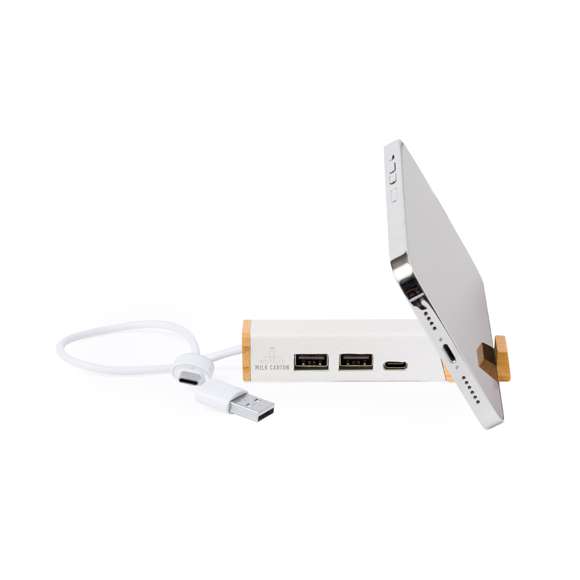 Puerto USB con soporte para smartphone integrado, fabricado en combinación de bambú y material reciclado a partir de cartones de leche. Incluye conexión dual USB/Tipo C y 3 puertos: 1 puerto Tipo C y 2 puertos USB. Con logotipo cartones de leche reciclados y presentado en caja individual de diseño kraft, con papel protector incluido.Los cartones de leche se componen en su mayor parte de cartón y aluminio. Durante su proceso de reciclado, se separan los distintos materiales del envase para su reutilización y nuevo uso, contribuyendo así a recorrer el camino infinito de la economía circular. Este material se caracteriza por su alto grado de reciclabilidad, así como por su ligereza y resistencia.Materiales como el bambú fomentan la utilización de materias primas naturales, reduciendo las emisiones contaminantes. Proviene de una planta de gran resistencia y versatilidad, con crecimiento y regeneración rápidos, siendo una excelente alternativa al uso de madera tradicional.Fabricado conforme a estándares RoHS, con sistema de bloqueo para evitar cortocircuitos.