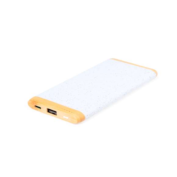 Batería auxiliar externa fabricada en combinación de bambú y caña de trigo. De 5.000 mAh de capacidad de carga y conexiones de entrada/salida Tipo C + salida USB. Con botón e indicador LED de estado de carga, y presentada en caja individual de diseño eco en cartón kraft.Materiales como el bambú fomentan la utilización de materias primas naturales, reduciendo las emisiones contaminantes. Proviene de una planta de gran resistencia y versatilidad, con crecimiento y regeneración rápidos, siendo una excelente alternativa al uso de madera tradicional.La caña de trigo fomenta la utilización de materias primas naturales, reduciendo así las emisiones contaminantes.Las capacidades mostradas en todas nuestras baterías auxiliares externas son reales, incorporando todas ellas baterías de grado A y no recicladas, con una vida útil de al menos 500 ciclos de carga y según normativa CE. Además, están fabricadas conforme a los estándares RoHS y en cumplimiento con los siguientes requisitos de seguridad:Sistema de protección contra sobrecarga del power bank.Sistema de protección contra descarga completa que proporciona una mayor durabilidad del power bank.Sistema de bloqueo para evitar cortocircuitos.Sistema de transferencia de carga constante, acorde con la capacidad del dispositivo de destino.