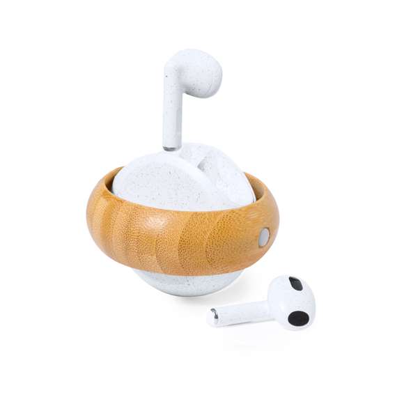 Auriculares intraurales de conexión Bluetooth 5.0, cada uno con una batería de litio de 30 mAh. De diseño ergonómico, incluyen botón de control táctil integrado en el auricular, con base de carga de 300mAh a juego y luz LED de estado de carga. Función manos libres y recargables, con cable Tipo C incluido. Se guardan en un original estuche de apertura giratoria, con base de carga en caña de trigo y marco circular en bambú. Presentados en atractiva caja de diseño kraft.Materiales como el bambú fomentan la utilización de materias primas naturales, reduciendo las emisiones contaminantes. Proviene de una planta de gran resistencia y versatilidad, con crecimiento y regeneración rápidos, siendo una excelente alternativa al uso de madera tradicional.Las capacidades mostradas en todas nuestras baterías auxiliares externas son reales, incorporando todas ellas baterías de grado A y no recicladas, con una vida útil de al menos 500 ciclos de carga y según normativa CE. Además, están fabricadas conforme a los estándares RoHS y en cumplimiento con los siguientes requisitos de seguridad:Sistema de protección contra sobrecarga del power bank.Sistema de protección contra descarga completa que proporciona una mayor durabilidad del power bank.Sistema de bloqueo para evitar cortocircuitos.Sistema de transferencia de carga constante, acorde con la capacidad del dispositivo de destino.