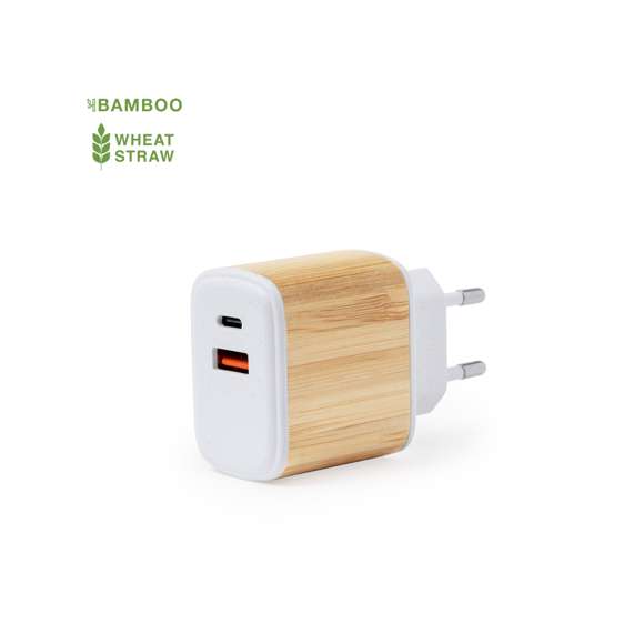 Cargador Tipo C y USB de pared con carga rápida, fabricado en combinación de bambú y caña de trigo. Enchufe europeo y presentado en atractiva caja individual de diseño kraft.Materiales como el bambú fomentan la utilización de materias primas naturales, reduciendo las emisiones contaminantes. Proviene de una planta de gran resistencia y versatilidad, con crecimiento y regeneración rápidos, siendo una excelente alternativa al uso de madera tradicional.La caña de trigo fomenta la utilización de materias primas naturales, reduciendo así las emisiones contaminantes.