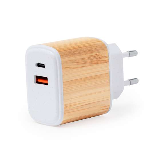 Cargador Tipo C y USB de pared con carga rápida, fabricado en combinación de bambú y caña de trigo. Enchufe europeo y presentado en atractiva caja individual de diseño kraft.Materiales como el bambú fomentan la utilización de materias primas naturales, reduciendo las emisiones contaminantes. Proviene de una planta de gran resistencia y versatilidad, con crecimiento y regeneración rápidos, siendo una excelente alternativa al uso de madera tradicional.La caña de trigo fomenta la utilización de materias primas naturales, reduciendo así las emisiones contaminantes.