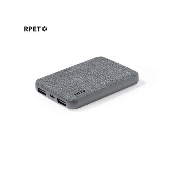 Batería auxiliar externa recubierta de suave poliéster RPET. De 5.000 mAh de capacidad, con conexión de entrada y salida Tipo C + 2 salidas USB. Indicador de estado de carga y cable de carga Micro USB incluido. Con amplia superficie de marcaje y con logotipo RPET. Presentado en atractiva caja de diseño kraft.El material RPET se elabora a partir de plástico reciclado, para así fomentar la reutilización de residuos plásticos y ayudar a la sostenibilidad del planeta.Las capacidades mostradas en todas nuestras baterías auxiliares externas son reales, incorporando todas ellas baterías de grado A y no recicladas, con una vida útil de al menos 500 ciclos de carga y según normativa CE.Además, están fabricadas conforme a los estándares RoHS y en cumplimiento con los siguientes requisitos de seguridad:Sistema de protección contra sobrecarga del power bank.Sistema de protección contra descarga completa que proporciona una mayor durabilidad del power bank.Sistema de bloqueo para evitar cortocircuitos.Sistema de transferencia de carga constante, acorde con la capacidad del dispositivo de destino.