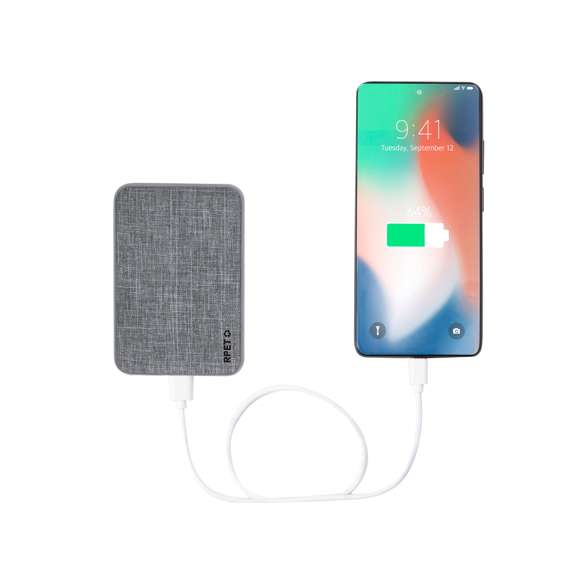 Batería auxiliar externa recubierta de suave poliéster RPET. De 5.000 mAh de capacidad, con conexión de entrada y salida Tipo C + 2 salidas USB. Indicador de estado de carga y cable de carga Micro USB incluido. Con amplia superficie de marcaje y con logotipo RPET. Presentado en atractiva caja de diseño kraft.El material RPET se elabora a partir de plástico reciclado, para así fomentar la reutilización de residuos plásticos y ayudar a la sostenibilidad del planeta.Las capacidades mostradas en todas nuestras baterías auxiliares externas son reales, incorporando todas ellas baterías de grado A y no recicladas, con una vida útil de al menos 500 ciclos de carga y según normativa CE.Además, están fabricadas conforme a los estándares RoHS y en cumplimiento con los siguientes requisitos de seguridad:Sistema de protección contra sobrecarga del power bank.Sistema de protección contra descarga completa que proporciona una mayor durabilidad del power bank.Sistema de bloqueo para evitar cortocircuitos.Sistema de transferencia de carga constante, acorde con la capacidad del dispositivo de destino.