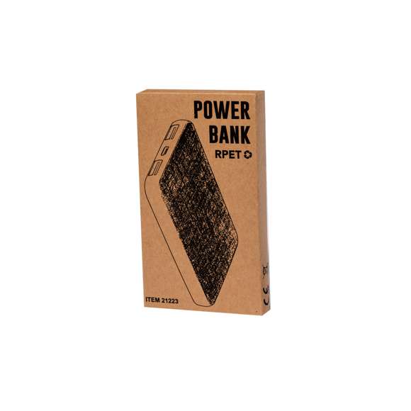 Batería auxiliar externa recubierta de suave poliéster RPET. De 5.000 mAh de capacidad, con conexión de entrada y salida Tipo C + 2 salidas USB. Indicador de estado de carga y cable de carga Micro USB incluido. Con amplia superficie de marcaje y con logotipo RPET. Presentado en atractiva caja de diseño kraft.El material RPET se elabora a partir de plástico reciclado, para así fomentar la reutilización de residuos plásticos y ayudar a la sostenibilidad del planeta.Las capacidades mostradas en todas nuestras baterías auxiliares externas son reales, incorporando todas ellas baterías de grado A y no recicladas, con una vida útil de al menos 500 ciclos de carga y según normativa CE.Además, están fabricadas conforme a los estándares RoHS y en cumplimiento con los siguientes requisitos de seguridad:Sistema de protección contra sobrecarga del power bank.Sistema de protección contra descarga completa que proporciona una mayor durabilidad del power bank.Sistema de bloqueo para evitar cortocircuitos.Sistema de transferencia de carga constante, acorde con la capacidad del dispositivo de destino.
