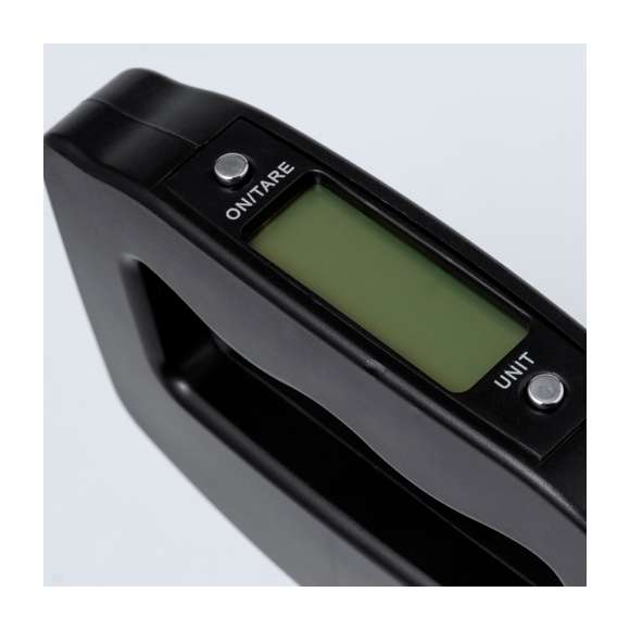 Báscula digital de mano portátil. De diseño ergonómico para adaptarse a la mano y facilitar la visualización de su pantalla LCD. Con botón ON/OFF, función TARA, y varias unidades de medida: gramos (g), kilogramos (kg), libras (lb) y onzas (oz). Con gancho metálico para facilitar el pesaje de diversos objetos y un peso máximo de 50kg. Incluye instrucciones en español e inglés y está alimentada por 2 pilas AAA (no incluidas). Presentada individualmente en caja de diseño kraft.