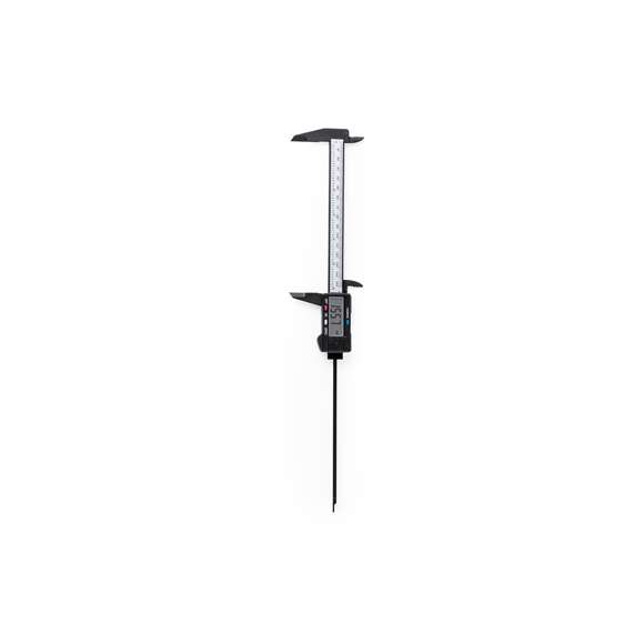 Calibre pie de rey con modo de medición digital y analógico. Con pantalla LCD y botones ON/OFF, ZERO para ajuste y otro para seleccionar la medida en mm o en pulgadas. Incluye sonda para medir la profundidad y pinzas para el medir el interior de los objetos. Rango de medición hasta 150 mm, con instrucciones en español e inglés y presentado en caja individual de diseño kraft.