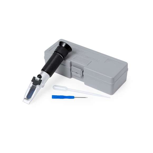 Refractómetro manual portátil, especialmente diseñado para el control de los grados Brix. Funciona vertiendo una gota en el compartimento designado, bajando a continuación la tapa transparente y mirando a través del visor, a la vez que se ajusta el botón. Portátil y presentado en un resistente estuche de transporte con cierre de seguridad y accesorios interiores. Con instrucciones en español e inglés. Presentado en caja de diseño kraft.Contenido: -Medidor -Estuche de transporte con interior de espuma -Pipeta -Destornillador -Paño limpiador